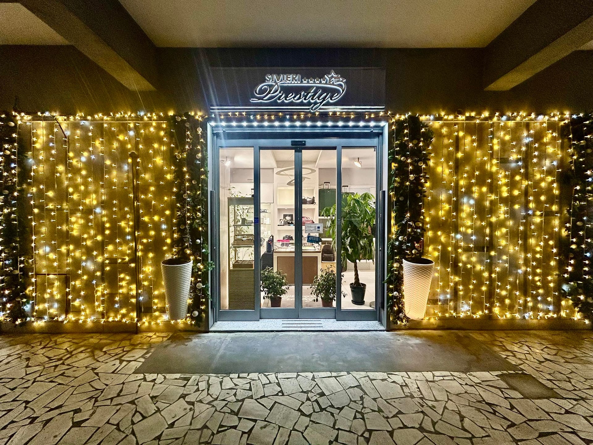 Esterno della Boutique Sivieri Prestige a Roma, illuminata e accogliente.