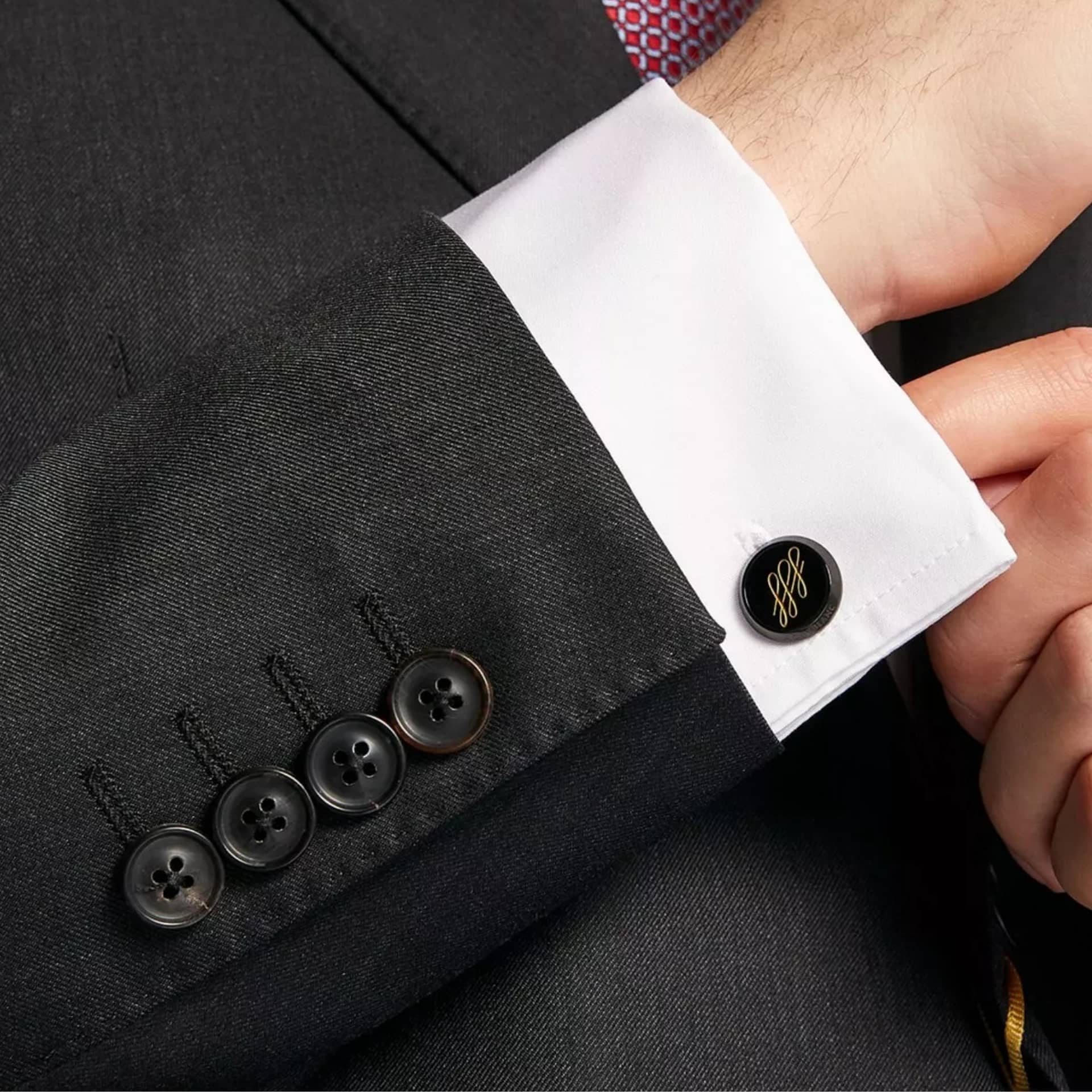 Gemelli Montblanc Calligraphy indossati su camicia bianca e giacca scura