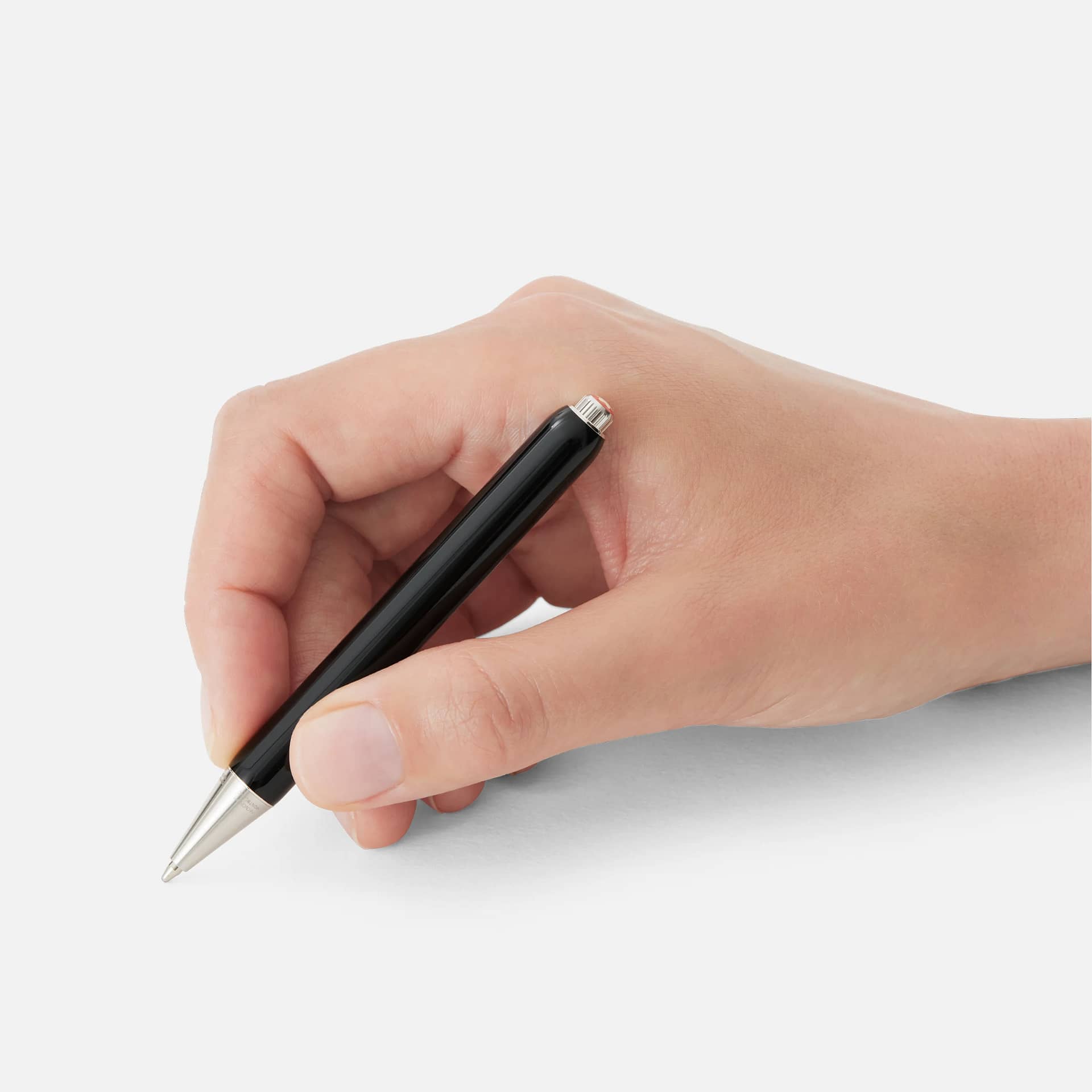 Penna Montblanc Heritage Rouge et Noir Baby nera con punta platino tenuta in mano