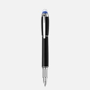 Stilografica Montblanc StarWalker in resina nera con finiture platino, mostrata in posizione obliqua con pennino e grip zigrinato in primo piano.