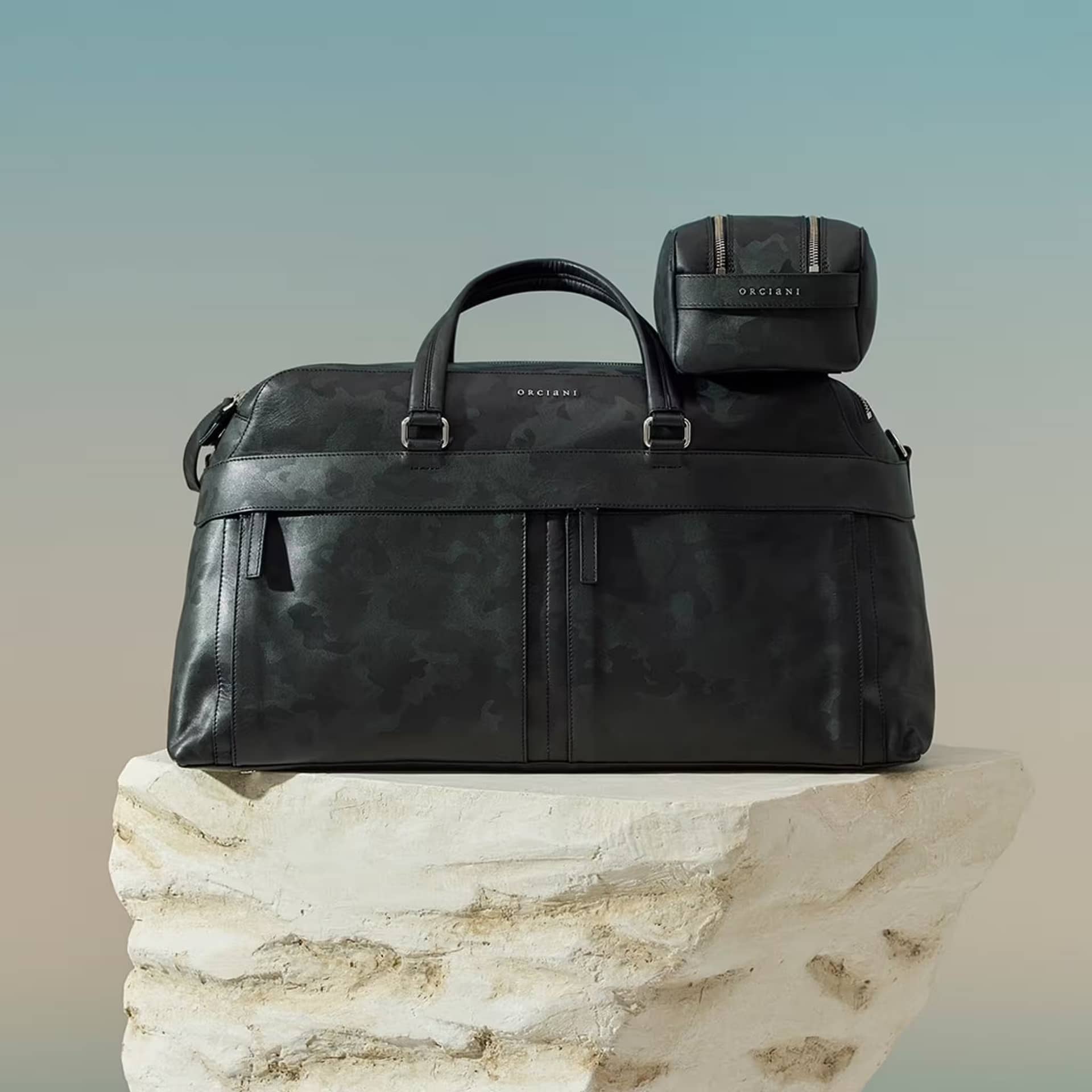 Orciani Borsone Skyline in pelle camouflage con tasche e tracolla removibile