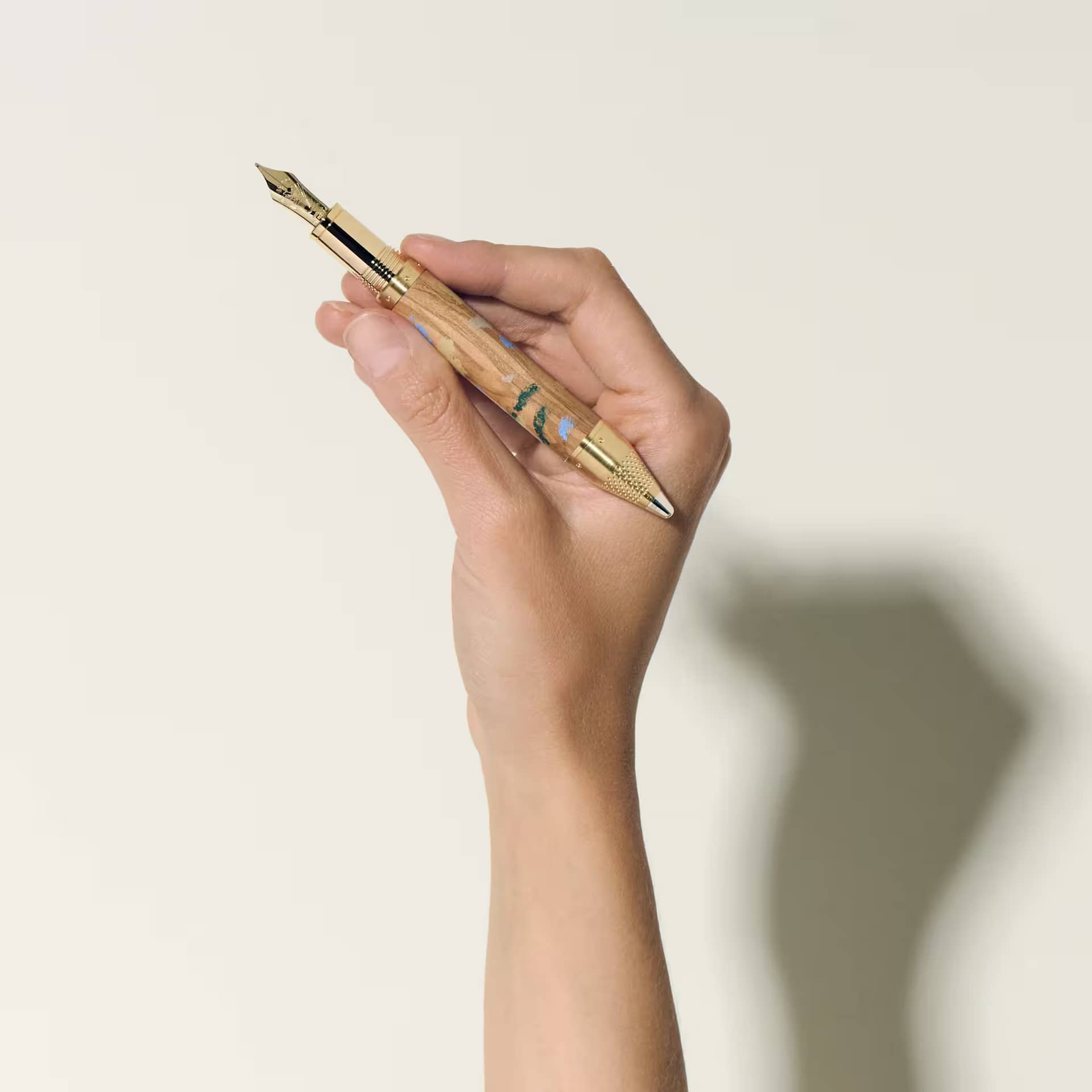 Stilografica Montblanc Renoir 4810 Fine impugnata con pennino in oro visibile