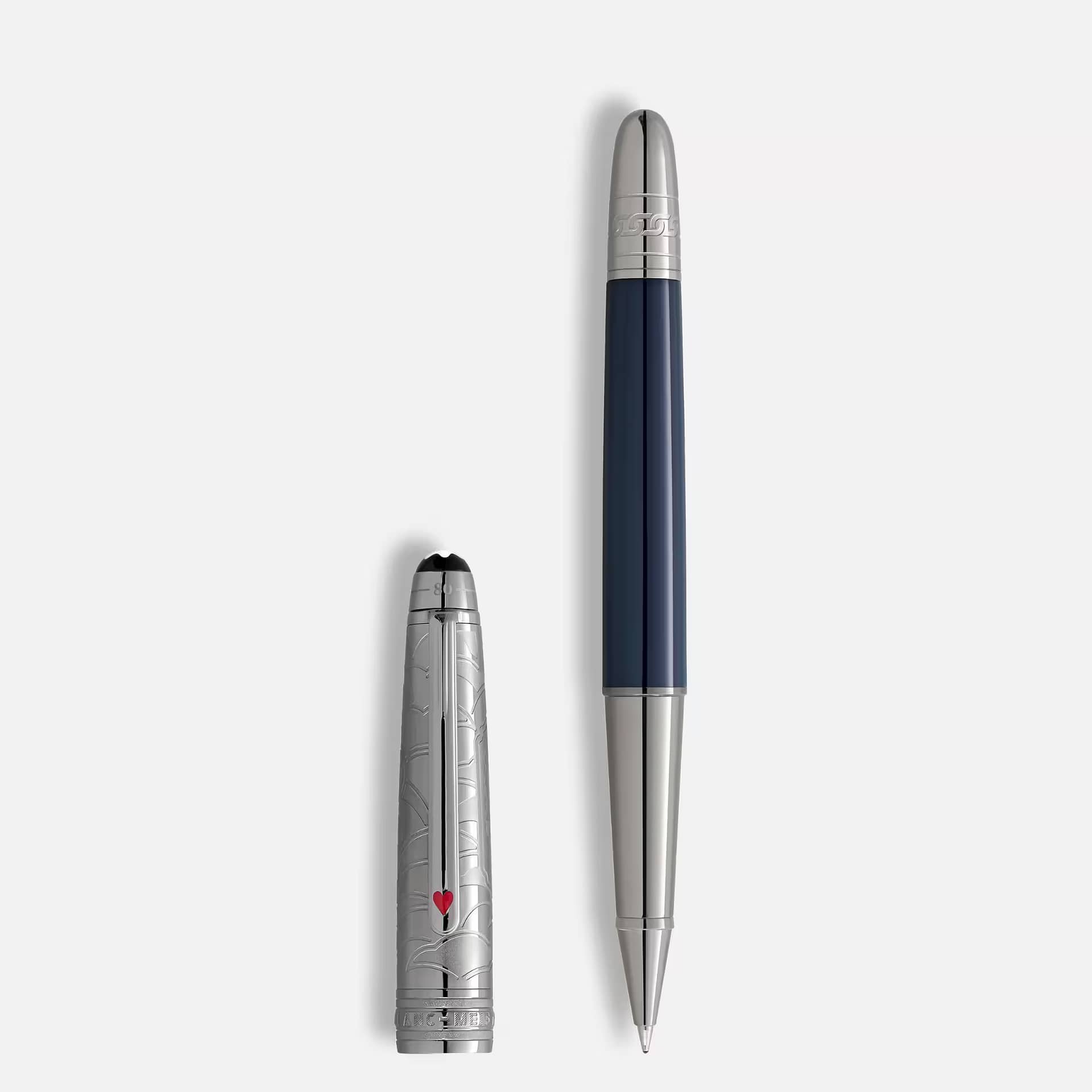 Penna roller Montblanc con cappuccio inciso e cuore rosso sulla clip