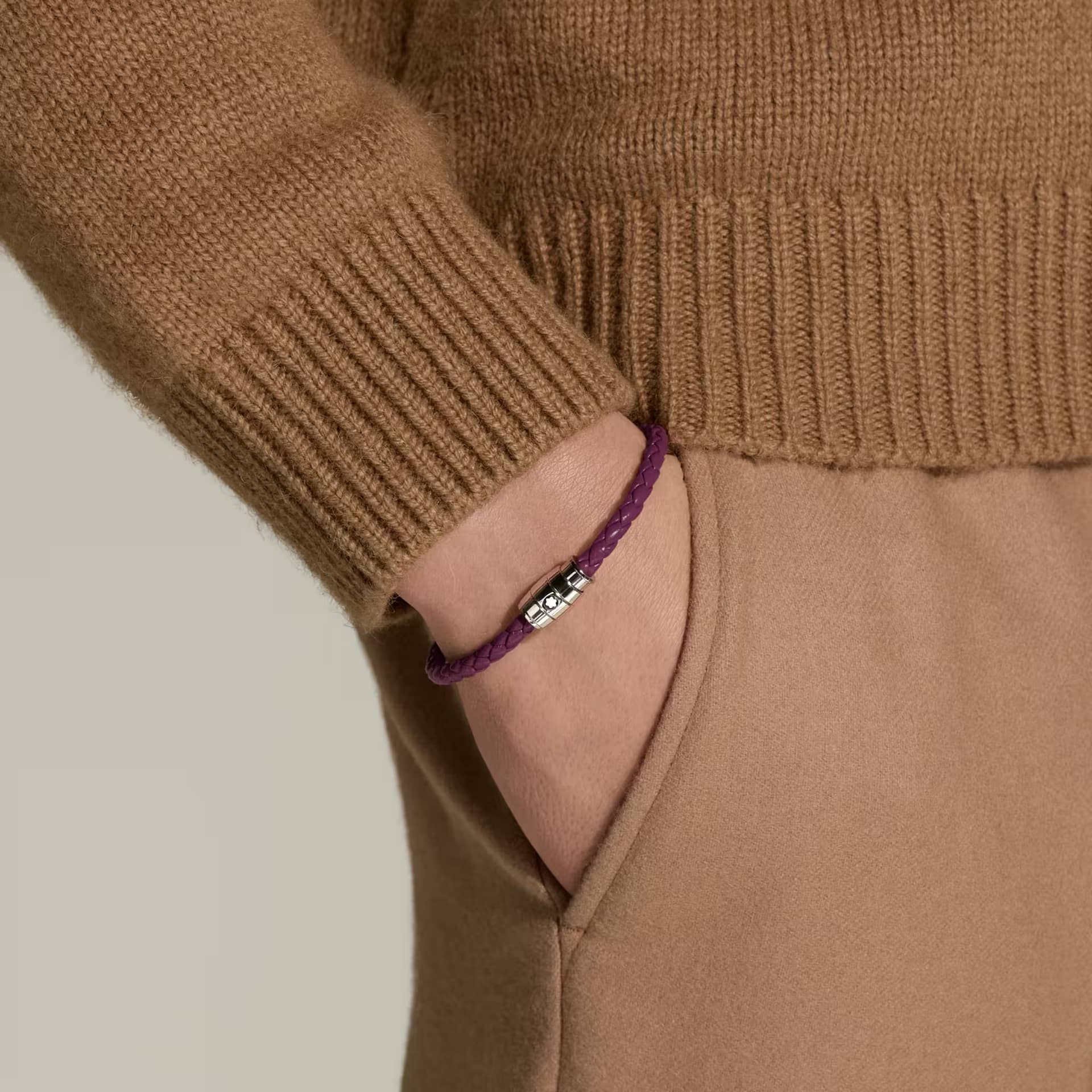 Montblanc Bracciale Cassis indossato in un outfit lifestyle