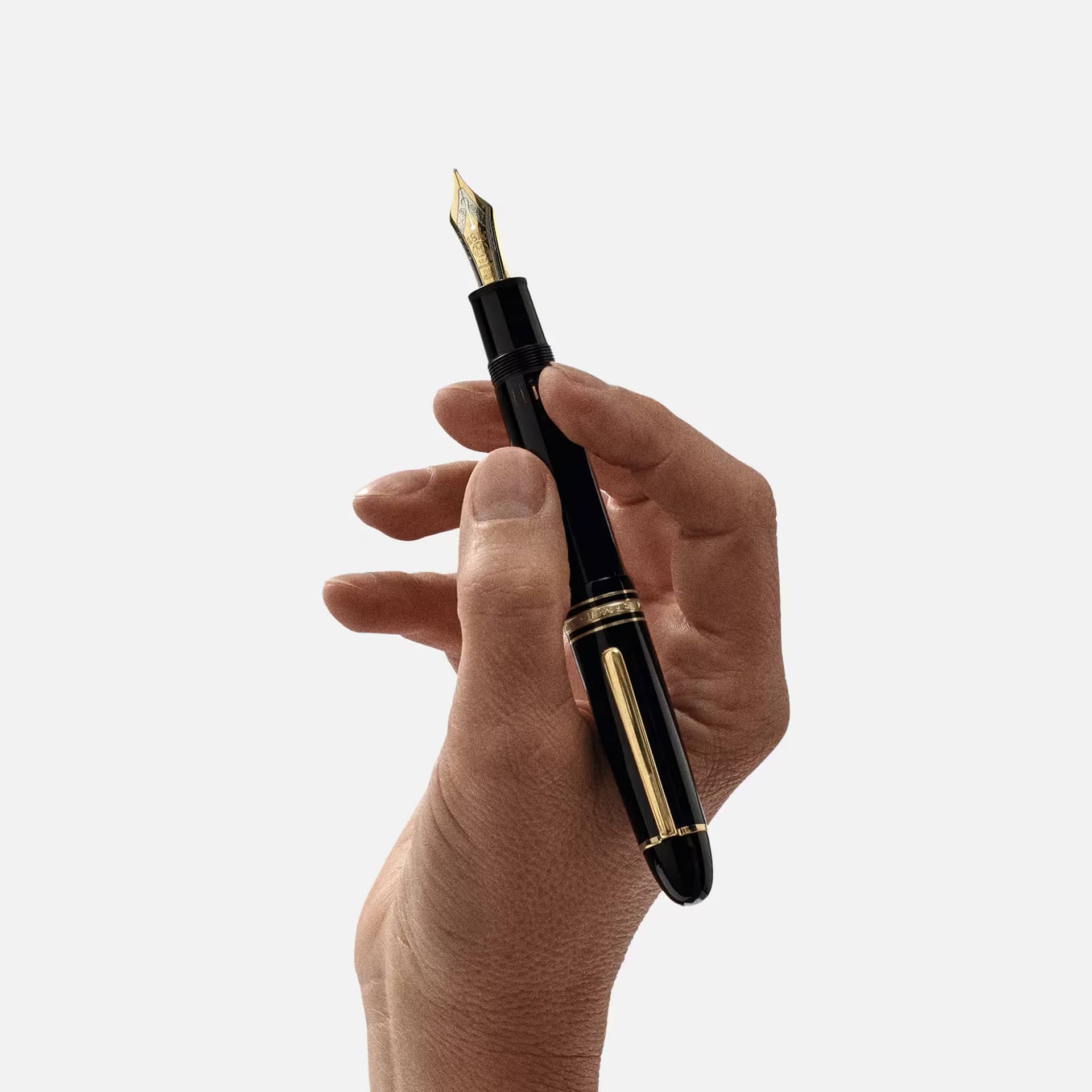Stilografica Montblanc Meisterstück 149 nera con finiture dorate tenuta in mano