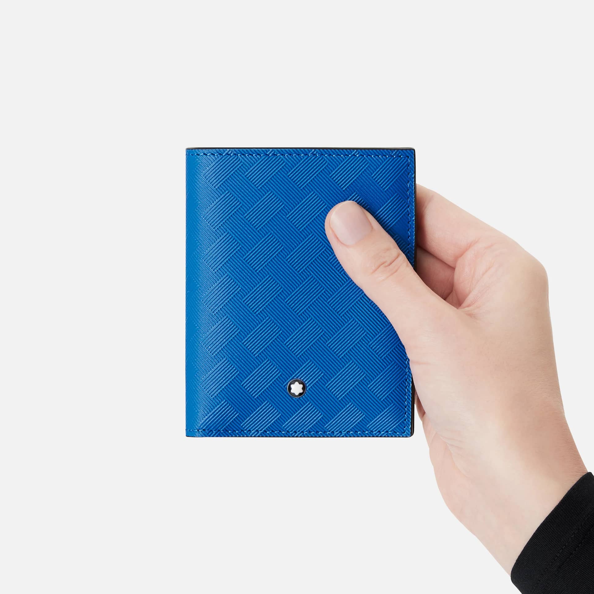 Montblanc Portafoglio Extreme 3.0 blu Atlantico tenuto in mano
